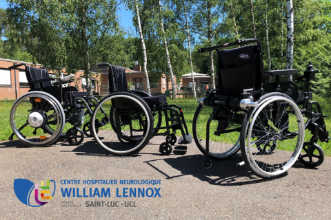Des fauteuils roulants motorisés pour les patients